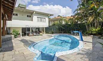 Imagem 2: Casa com piscina e espaço gourmet em localização privilegiada