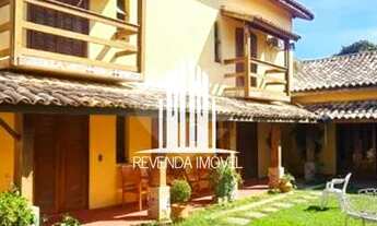 Imagem 2: CASA ASOBRADADA DE 300M², POSSUI 4 DORM (4 SUÍTES), 3 SALAS E 2 VAGAS, À VENDA NA REGIÃO I