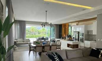 Imagem 3: Casa de alto padrão com 4 suítes e 8 vagas de garagem no Centro de Camboriú