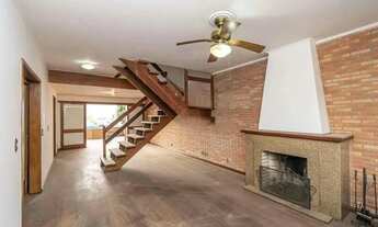 Imagem 3: Casa espaçosa de 220m² no bairro Santana em Porto Alegre com piscina e 3 quartos