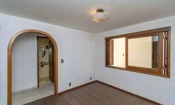 Imagem 6: Casa espaçosa de 220m² no bairro Santana em Porto Alegre com piscina e 3 quartos