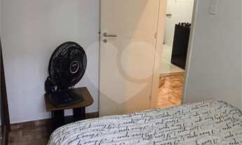 Imagem 7: Casa de fundos com pequena varanda a frente do imóvel, sala com teto rebaixado