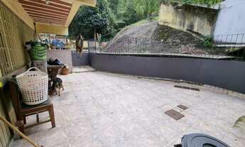 Imagem 6: Casa para aluguel tem 600 metros quadrados com 6 quartos lado linha amarela