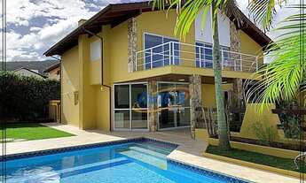 Imagem: Casa aconchegante e ampla com jardim e piscina