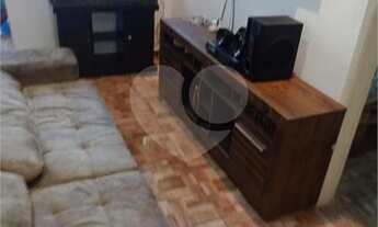 Imagem 5: Casa de fundos com pequena varanda a frente do imóvel, sala com teto rebaixado