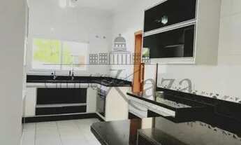 Imagem 2: Linda Casa Térrea 340m² - 5 suítes, área gourmet, piscina, 4 vagas e lazer completo