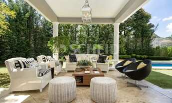 Imagem 2: Linda mansão, com piscina rodeada de belíssimo jardim e gazebo