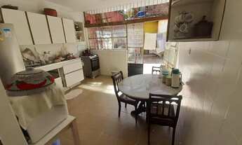 Imagem 3: Vendo casa com 4/4, sobrado, varanda, garagem coberta, escriturada no Bairro Poço