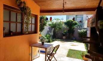 Imagem 2: Sobrado em Porto Alegre, no bairro Espírito Santo, com 3 dormitório(s), e 3 banh