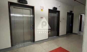 Imagem 3: Sala Comercial em Centro, RJ 25 m², Laminado, 1 Banheiro, Pronta para Usar