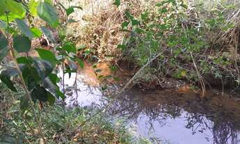 Imagem: Terreno com água no fundo