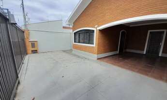 Imagem 2: Casa com 3 quartos e área com churrasqueira