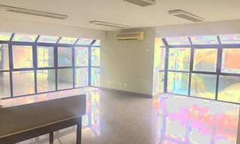 Imagem 6: Prédio monousuário no centro comercial de Alphaville