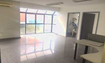 Imagem 5: Prédio monousuário no centro comercial de Alphaville