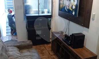 Imagem 4: Casa de fundos com pequena varanda a frente do imóvel, sala com teto rebaixado