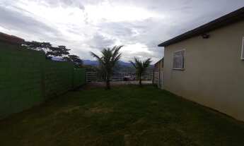 Imagem 2: Casa com 3 quartos (1 suíte), armários planejados, garagem, jardim gramado