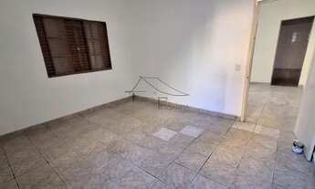 Imagem 7: Casa térrea espaçosa e conservada com grande garagem para locação, no bairro da Vila R