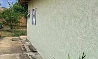 Imagem 3: E - Casa com arbustos