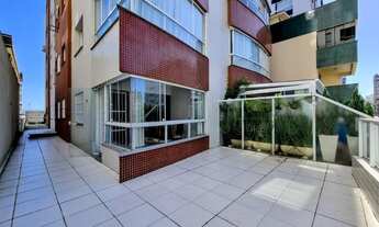 Imagem: Localizado junto a igreja matriz e praça