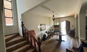 Imagem 7: Casa estilo sobrado com 5 quartos sendo 1 suíte disponível para locação e venda no bairro