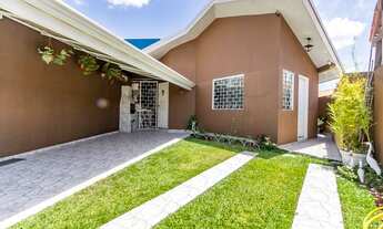 Imagem: Casa com quintal ensolarado, 3 quartos e