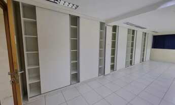 Imagem 4: Sala comercial vazia armários , ar Split, cozinha e banheiro privativos