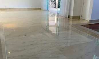 Imagem 3: Casa de condomínio para aluguel possui 695 metros quadrados com 5 suítes e 4 vagas- Alphav