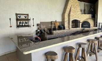 Imagem 4: Casa com quintal amplo e churrasqueira