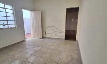 Imagem 4: Casa térrea espaçosa e conservada com grande garagem para locação, no bairro da Vila R