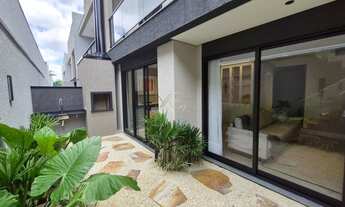 Imagem: Sobrado Alto Padrão com Quintal e Ático