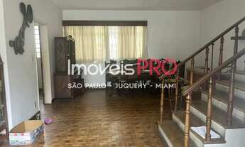 Imagem 2: Casa no Pacaembu com terreno amplo e estrutura sólida ideal para modernizar e viver com co