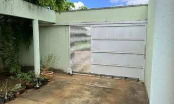 Imagem 2: E - Casa com arbustos