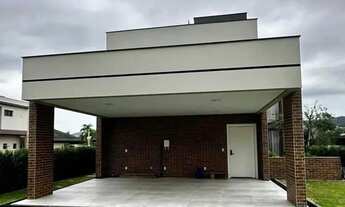 Imagem: Casa de alto padrão com 4 suítes e 8 vagas