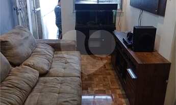 Imagem 2: Casa de fundos com pequena varanda a frente do imóvel, sala com teto rebaixado