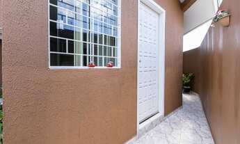 Imagem 6: Casa com quintal ensolarado, 3 quartos e 2 banheiros no bairro Uberaba, Curitiba/PR, à ven