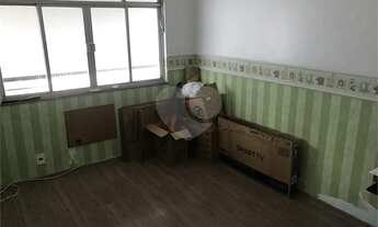 Imagem 4: Apartamento reformado, ótima localização, varanda, sala, dois dormitórios sendo um suíte