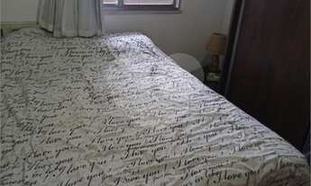 Imagem 6: Casa de fundos com pequena varanda a frente do imóvel, sala com teto rebaixado