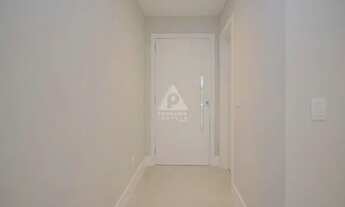 Imagem 2: Três quartos finamente reformado com vaga na escritura em Copacabana