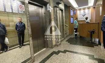 Imagem 2: Sala Comercial em Centro, RJ 25 m², Laminado, 1 Banheiro, Pronta para Usar