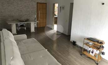 Imagem 2: Apartamento reformado, ótima localização, varanda, sala, dois dormitórios sendo um suíte