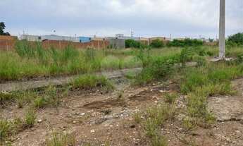 Imagem: Terreno plano contendo 150,00 m² de área