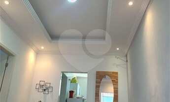 Imagem 3: Casa de fundos com pequena varanda a frente do imóvel, sala com teto rebaixado