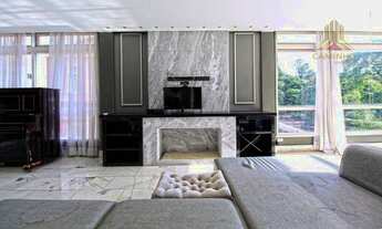 Imagem 2: Um apartamento por andar, vendo apartamento de 185 m² de área privativa no Centro de Porto