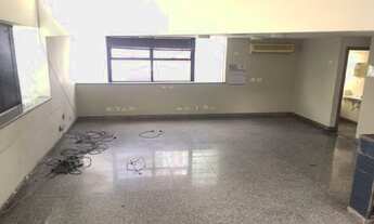 Imagem 2: Prédio monousuário no centro comercial de Alphaville