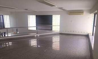 Imagem 4: Prédio monousuário no centro comercial de Alphaville