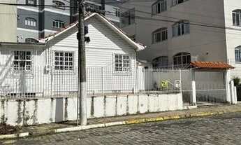 Imagem: Casa de Madeira cercada com 5 quartos no