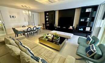 Imagem 2: 4 quartos luxuosos transformados em 3 suítes na Praia do Canto