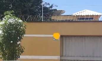 Imagem: Uma casa com 02 quartos murada com garagem