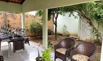 Imagem 4: E - Casa com arbustos