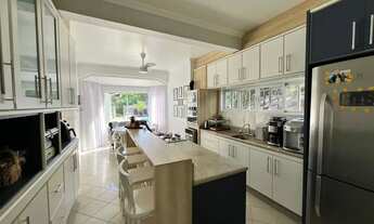 Imagem 6: Casa de condomínio para venda tem 355 metros quadrados com 3 quartos